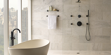 Salle de bain familiale : les avantages de la douche et de la baignoire