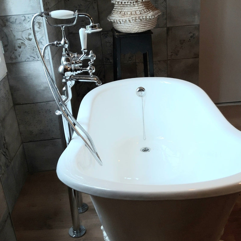 Robinet mélangeur ancien sur colonnes CANTERBURY - mise en situation avec baignoire rétro sur pied - Le Monde du Bain