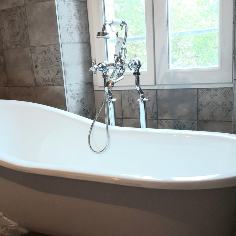 Robinet mélangeur ancien sur colonnes CANTERBURY - mise en situation avec baignoire rétro sur pied - Le Monde du Bain