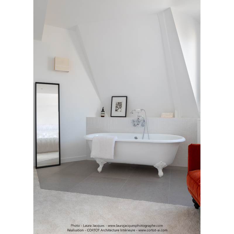 Réalisation CORTOT AI - Photo Laura Jacques - Baignoire sur pieds en fonte PLYMOUTH Blanche et mitigeur Canterbury Le Monde du Bain