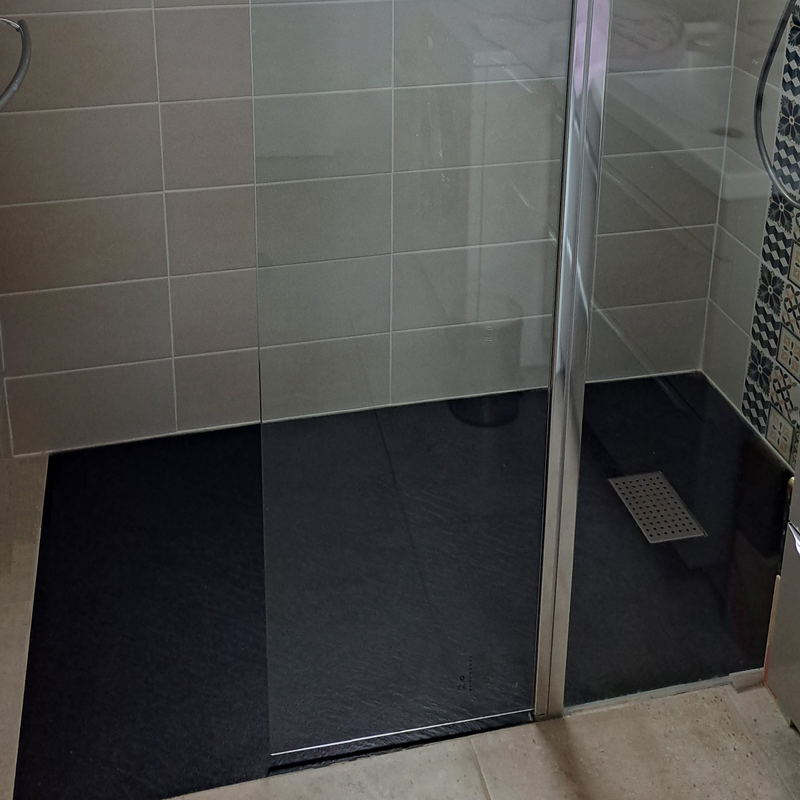 Receveur de douche extra plat PIATTO en SoliCast® surface ardoisée noir - Avec grille inox - Le Monde du Bain