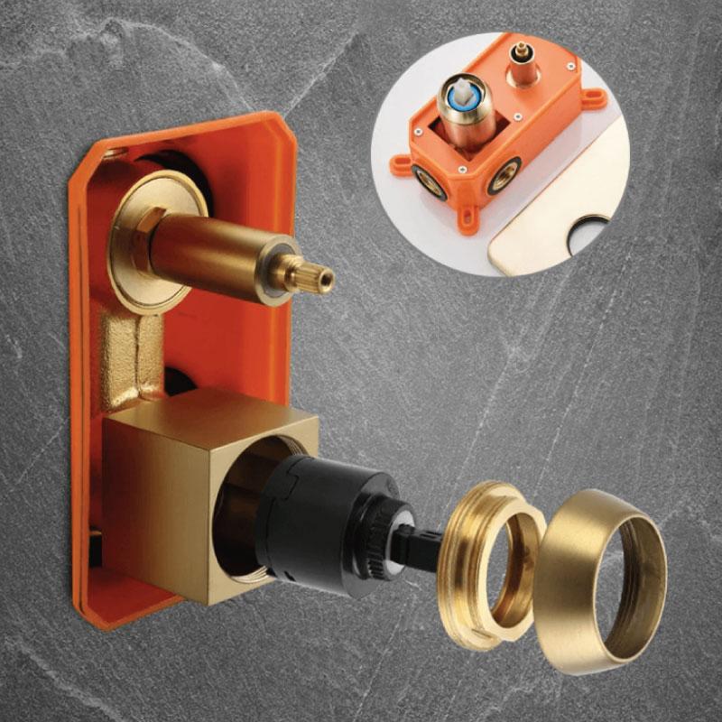 Ducha termostática empotrada a pared TILSO dorado - Entorno baño